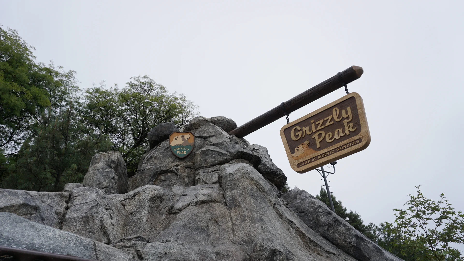 Disneyland Signs & Lanterns